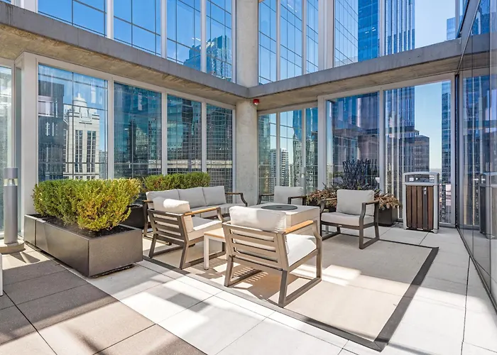 Linea Luxury Living With Indoor Pool And Rooftop Views In The Loop Apartment *