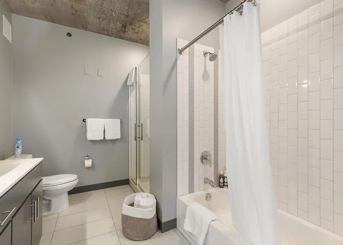 Linea Luxury Living With Indoor Pool And Rooftop Views In The Loop Apartment *