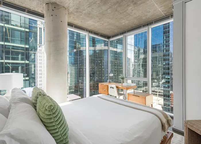 Linea Luxury Living With Indoor Pool And Rooftop Views In The Loop Chicago