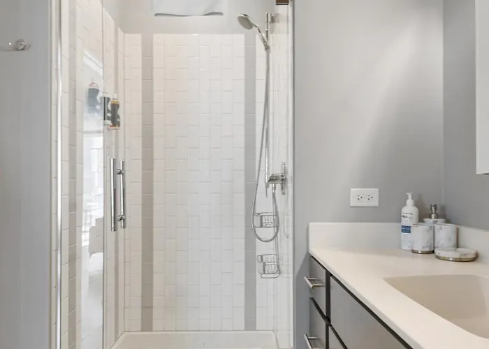 Linea Luxury Living With Indoor Pool And Rooftop Views In The Loop Apartment