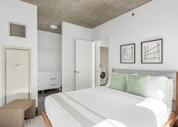 Linea Luxury Living With Indoor Pool And Rooftop Views In The Loop Apartment