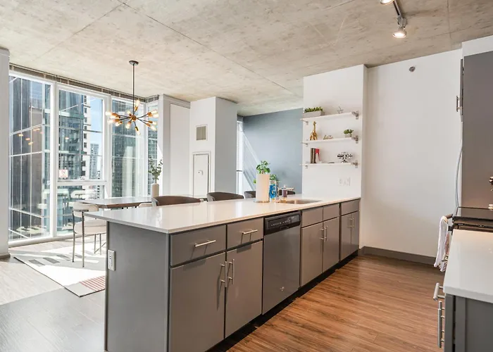 Linea Luxury Living With Indoor Pool And Rooftop Views In The Loop Apartment *