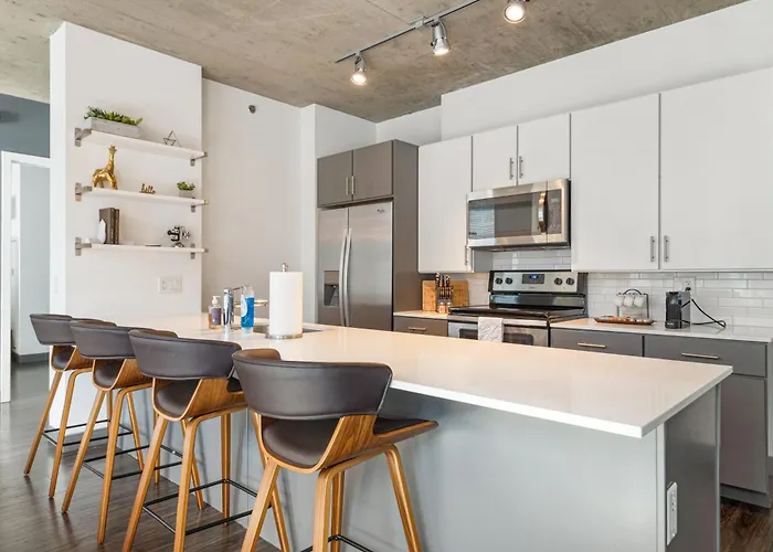 Linea Luxury Living With Indoor Pool And Rooftop Views In The Loop Chicago