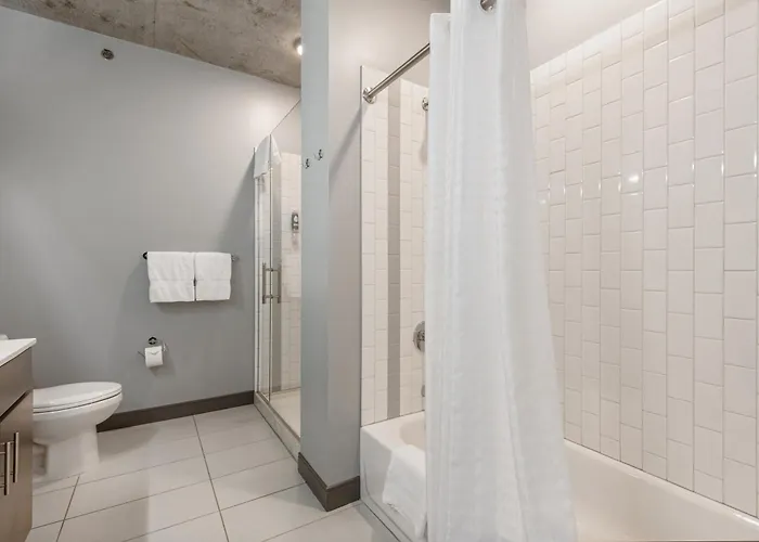 Linea Luxury Living With Indoor Pool And Rooftop Views In The Loop Apartment