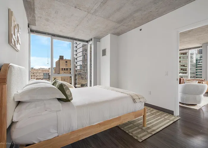 Linea Luxury Living With Indoor Pool And Rooftop Views In The Loop Apartment